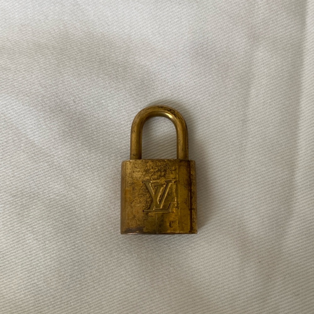 Louis Vuitton Lock 318